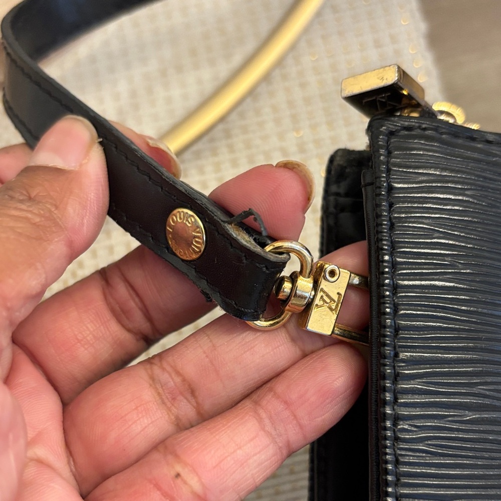 Louis Vuitton Black Epi Poichette - Picture 3 of 12